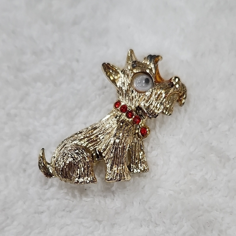 ADORABLE SCOTTISH TERRIER BROOCH with RHINESTONE COLLAR and GOOGLY EYE